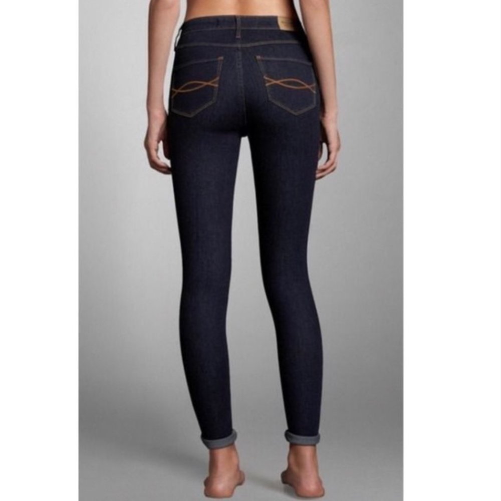 NWT $68 Abercrombie & Fitch "The A + F Jegging" in size 0 Short!